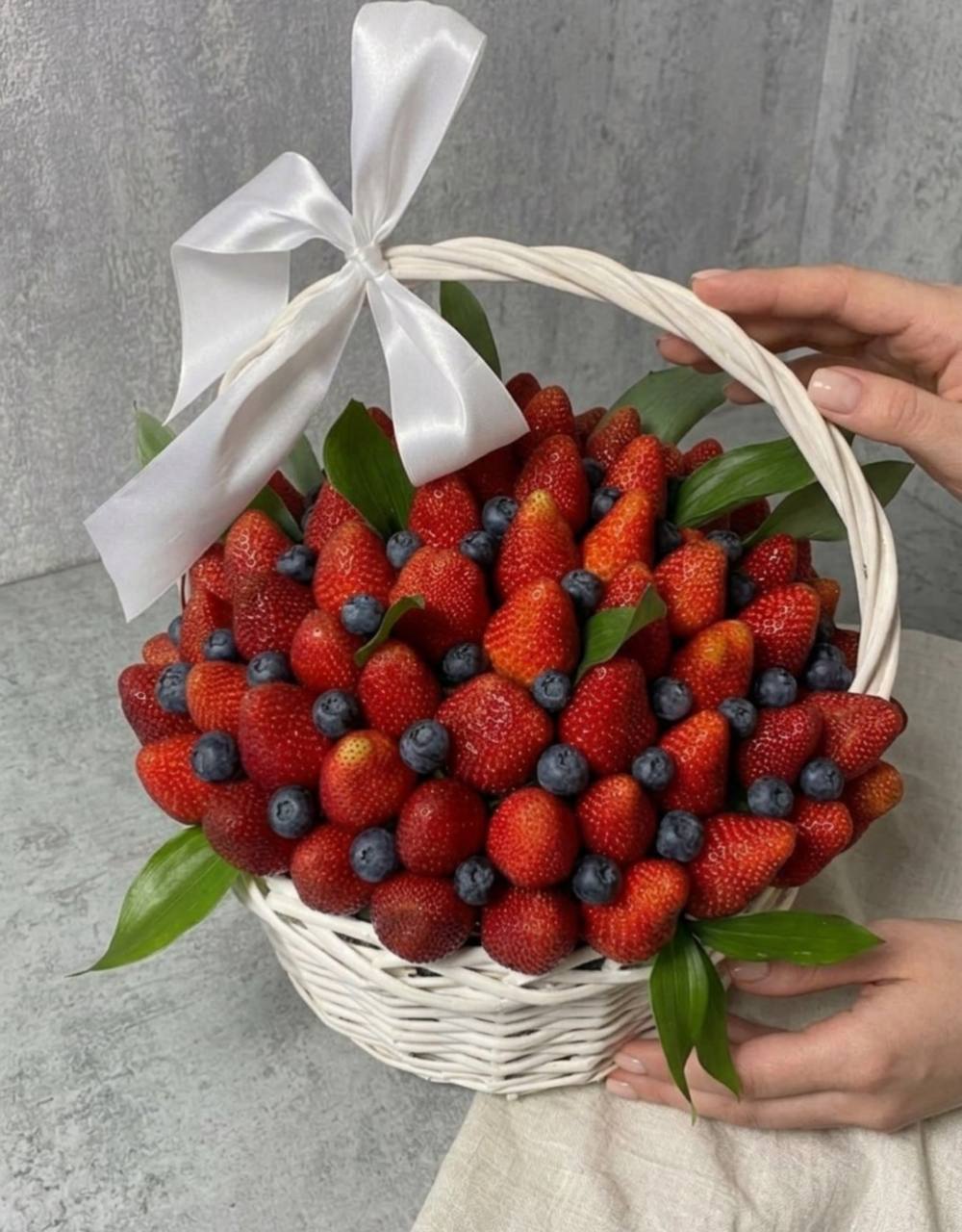 Подарочная корзина «Ягодное изобилие» (с клубникой и голубикой)